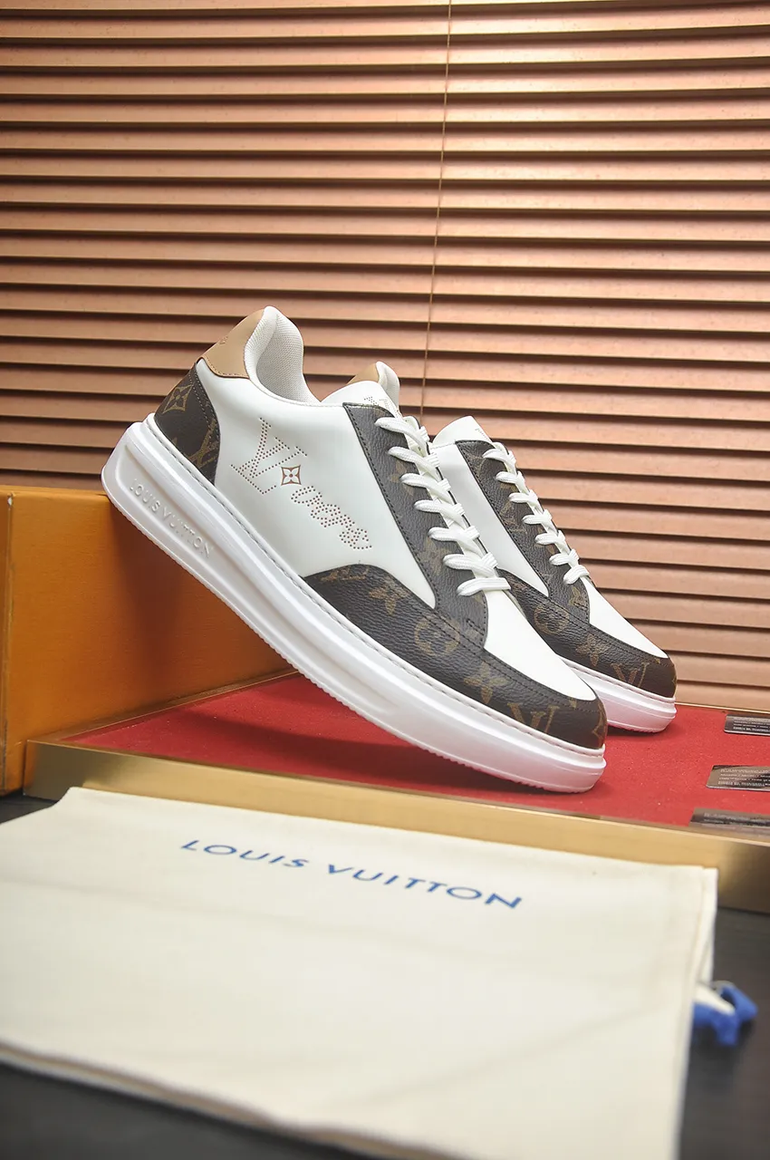Men's men's shoes 💰640💶Original development, quality shipping, welcome to compare - LV sneaker series sports shoes introduce the loose silhouette of the ready-to-wear series into the spring and summer men's wear shows and make an eye-catching appearance. The cow leather upper is combined with rough fabric laces, and colorful beading highlights the brand's classic elements. LV letters mark the tongue and Monogram floral outsole. Mixed materials Made of top-grain cowhide, thick shoelace design, large Monogram print on the side, mesh lining and cotton feet, the comfort is as extreme as ever, premium heritage, quality first, worth owning! Size: Men’s 38-45 (45 is custom-made and cannot be returned or exchanged)